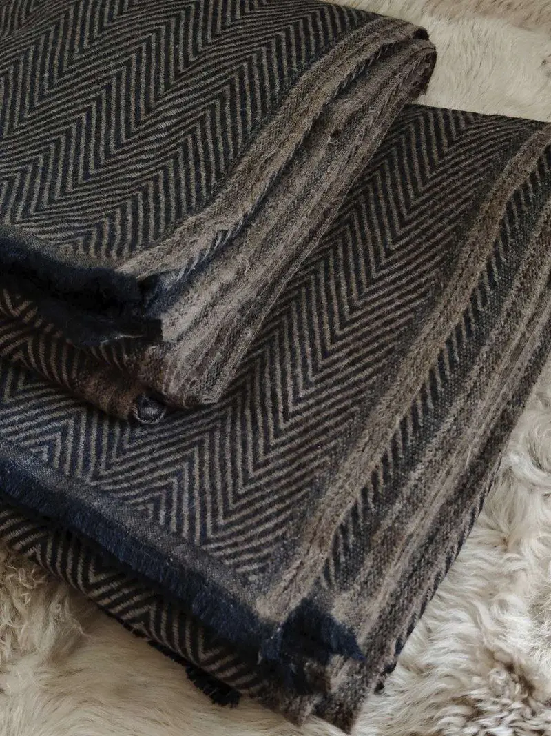Dark cashmere throw with herringbone weave
